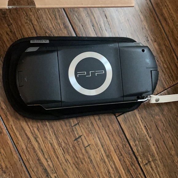 Sony PSP handheld console in box - Picture 4 of 4